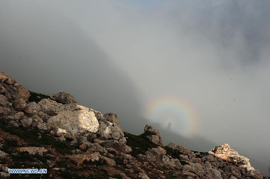 (120818) -- GANSU, agosto 18, 2012 (Xinhua) -- Imagen del 16 de agosto del 2012 de nubes cubriendo la monta?a Taizi, en la prefectura aut¨®noma Hui de Linxia, en la provincia de Gansu, al noroeste de China. (Xinhua/Zhu Xulong) (mp) (sss)