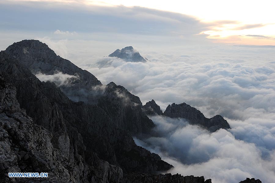 (120818) -- GANSU, agosto 18, 2012 (Xinhua) -- Imagen del 16 de agosto del 2012 de nubes cubriendo la monta?a Taizi, en la prefectura aut¨®noma Hui de Linxia, en la provincia de Gansu, al noroeste de China. (Xinhua/Zhu Xulong) (mp) (sss)
