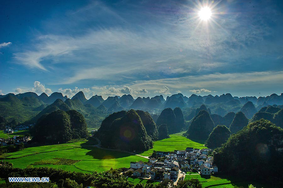 (120801) -- XINGYI, agosto 1, 2012 (Xinhua) -- Vista de Wanfenglin en Xingyi, de la provincia de Guizhou, al suroeste de China, el 31 de julio de 2012. Wanfenglin, que significa literalmente "Bosque de los Diez Mil Picos", es un Parque Geol¨®gico Nacional y una atracci¨®n tur¨ªstica de la ciudad de Xingyi.  (Xinhua/Liu Xu) (rh) (py)
