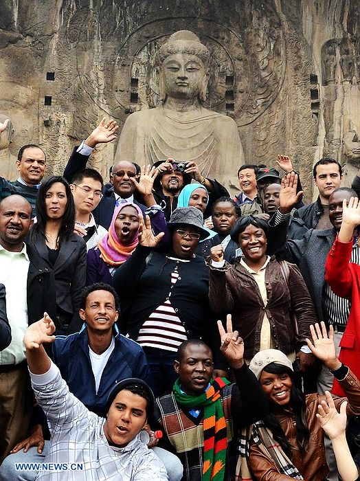 (120805) -- HENAN, agosto 5, 2012 (Xinhua) -- Imagen del 11 de abril  de 2012 de turistas africanos posando para una fotograf¨ªa frente a la enorme estatua de Buda Vairocana en las Grutas de Longmen, en Luoyan, en la capital de la provincia de Henan, al centro de China. De acuerdo con la oficina de administraci¨®n de las Grutas de Longmen, 1, 6 millones de turistas visitaron las grutas en los primeros seis meses del 2012, un aumento de 30 por ciento sobre la base anual. Los ingresos del mismo per¨ªodo de tiempo lleg¨® a 125. 74 millones de yuanes (19,72 millones de d¨®lares estadounidenses), con un crecimiento del 24 por ciento, a?o a a?o. Las Grutas de Longmen son uno de los mejores ejemplos del arte budista chino. (Xinhua/Wang Song) (ah) (sp)