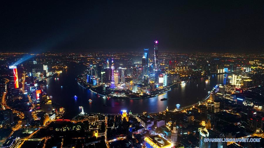SHANGHAI, octubre 16, 2017 (Xinhua) -- Imagen del 15 de abril de 2017, de la vista nocturna de Lujiazui en Shanghai, en el este de China. El Yangtze, el tercer río más largo del mundo, atraviesa nueve provincias chinas y dos municipalidades, cubriendo 2.05 millones de kilómetros cuadrados. El Cinturón Económico del Río Yangtze, que representa más del 40 por ciento de la población nacional y el Producto Interno Bruto (PIB), es un nuevo motor de crecimiento para el país, reduciendo la brecha de desarrollo entre las regiones del este, oeste y centro. (Xinhua/Ding Ting)