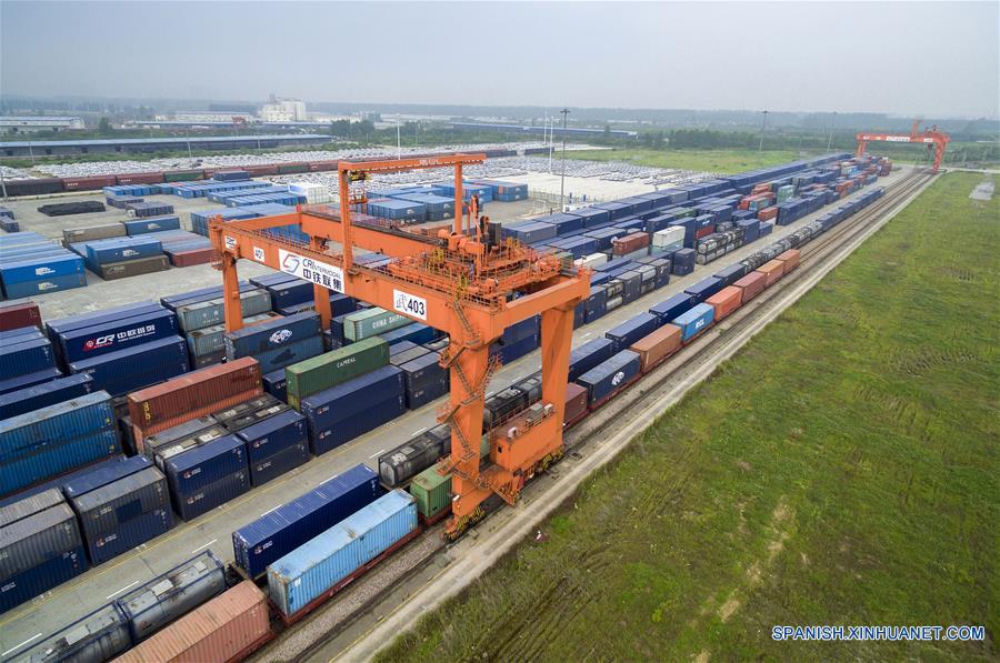HUBEI, octubre 16, 2017 (Xinhua) --Imagen del 11 de mayo de 2017, de una estación de contenedores de un tren de carga sino-europeo dn Wuhan, en la provincia de Hubei, en el centro de China. El Yangtze, el tercer río más largo del mundo, atraviesa nueve provincias chinas y dos municipalidades, cubriendo 2.05 millones de kilómetros cuadrados. El Cinturón Económico del Río Yangtze, que representa más del 40 por ciento de la población nacional y el Producto Interno Bruto (PIB), es un nuevo motor de crecimiento para el país, reduciendo la brecha de desarrollo entre las regiones del este, oeste y centro. (Xinhua/Xiao Yijiu)