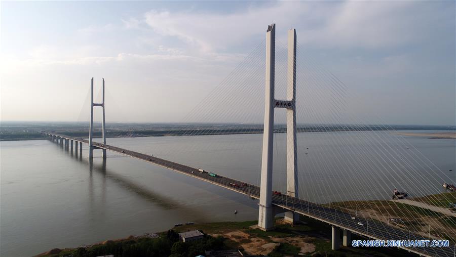 Imagen del 9 de mayo de 2017, del Puente de Jingyue del Río Yangtze, que une a Jianli, de la provincia de Hubei, con Yueyang, de la provincia de Hunan, en el centro de China. El Yangtze, el tercer río más largo del mundo, atraviesa nueve provincias chinas y dos municipalidades, cubriendo 2.05 millones de kilómetros cuadrados. El Cinturón Económico del Río Yangtze, que representa más del 40 por ciento de la población nacional y el Producto Interno Bruto (PIB), es un nuevo motor de crecimiento para el país, reduciendo la brecha de desarrollo entre las regiones del este, oeste y centro. (Xinhua/Li Ga) 