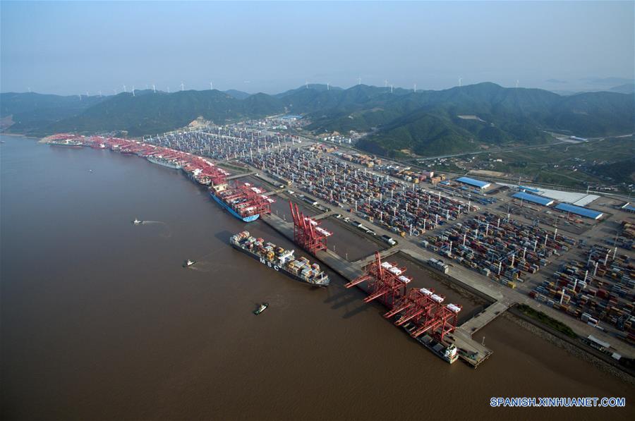 Imagen del 9 de mayo de 2017, de la vista aérea del Puerto Ningbo Zhoushan en la provincia de Zhejiang, en el este de China. El Yangtze, el tercer río más largo del mundo, atraviesa nueve provincias chinas y dos municipalidades, cubriendo 2.05 millones de kilómetros cuadrados. El Cinturón Económico del Río Yangtze, que representa más del 40 por ciento de la población nacional y el Producto Interno Bruto (PIB), es un nuevo motor de crecimiento para el país, reduciendo la brecha de desarrollo entre las regiones del este, oeste y centro. (Xinhua/Huang Zongzhi)