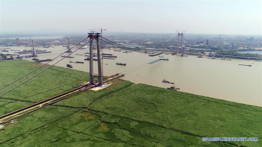  HUNAN, octubre 16, 2017 (Xinhua) --Imagen del 9 de mayo de 2017, del sitio de construcción del Puente del Lago Dongting de la autopista Hangzhou-Ruili en Yueyang, en la provincia de Hunan, en el centro de China. El Yangtze, el tercer río más largo del mundo, atraviesa nueve provincias chinas y dos municipalidades, cubriendo 2.05 millones de kilómetros cuadrados. El Cinturón Económico del Río Yangtze, que representa más del 40 por ciento de la población nacional y el Producto Interno Bruto (PIB), es un nuevo motor de crecimiento para el país, reduciendo la brecha de desarrollo entre las regiones del este, oeste y centro. (Xinhua/Li Ga)