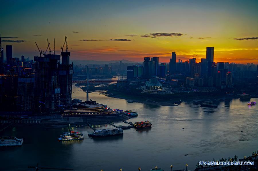 CHONGQING, octubre 16, 2017 (Xinhua) -- Imagen del 3 de mayo de 2017, del muelle de Chaotianmen en la municipalidad de Chongqing, en el suroeste de China. El Yangtze, el tercer río más largo del mundo, atraviesa nueve provincias chinas y dos municipalidades, cubriendo 2.05 millones de kilómetros cuadrados. El Cinturón Económico del Río Yangtze, que representa más del 40 por ciento de la población nacional y el Producto Interno Bruto (PIB), es un nuevo motor de crecimiento para el país, reduciendo la brecha de desarrollo entre las regiones del este, oeste y centro. (Xinhua/Liu Chan)