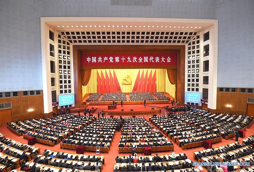 Xi Jinping presenta un informe ante el XIX Congreso Nacional del Partido Comunista de China (PCCh) en nombre del XVIII Comité Central del PCCh, en el Gran Palacio del Pueblo, en Beijing, capital de China, el 18 de octubre de 2017. El PCCh inauguró el miércoles su XIX Congreso Nacional en Beijing. (Xinhua/Li Tao)