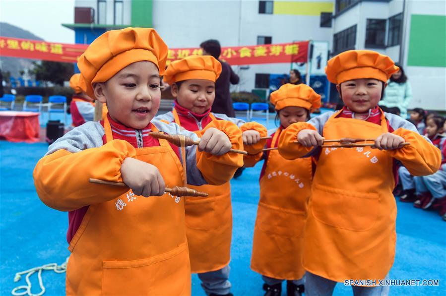 ZHEJIANG, diciembre 7, 2017 (Xinhua) -- Niños prueban azúcar de malta, un bocadillo tradicional local, en ocasión del "Daxue", el veintiuno de los Veinticuatro Términos Solares, en el Jardín de Niños Central, en el municipio de Huaikan del condado de Changxing, provincia de Zhejiang, en el este de China, el 7 de diciembre de 2017.  <a href=