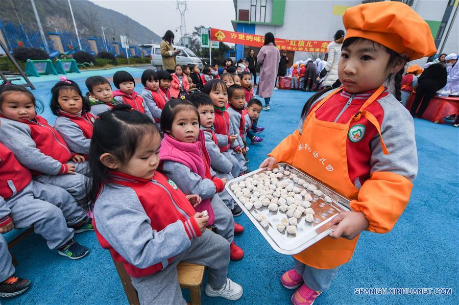 ZHEJIANG, diciembre 7, 2017 (Xinhua) -- Niños prueban azúcar de malta, un bocadillo tradicional local, en ocasión del "Daxue", el veintiuno de los Veinticuatro Términos Solares, en el Jardín de Niños Central, en el municipio de Huaikan del condado de Changxing, provincia de Zhejiang, en el este de China, el 7 de diciembre de 2017. (Xinhua/Xu Yu)