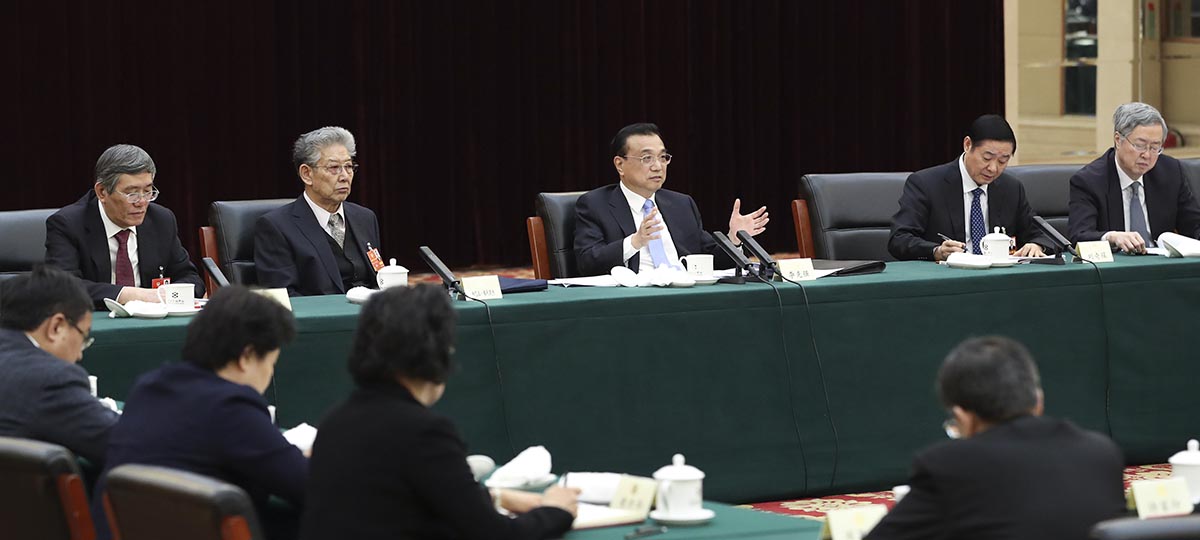 (180304) -- BEIJING, March 4, 2018 (Xinhua) -- Chinese Premier Li Keqiang joins a panel discussion with political advisors from economic and agricultural sectors at the first session of the 13th National Committee of the Chinese People's Political Consultative Conference (CPPCC) in Beijing, capital of China, March 4, 2018.  <a href=