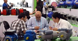 GUANGDONG, abril 19, 2018 (Xinhua) -- Visitantes piden información acerca de los productos mecánicos y eléctricos durante la 123 Feria de Importación y Exportación de China, comunmente conocida como Feria de Cantón, en Guangzhou, provincia de Guangdong, en el sur de China, el 19 de abril de 2018. La primera fase de la 123 sesión de la Feria de Cantón concluyó el jueves. (Xinhua/Lu Hanxin)