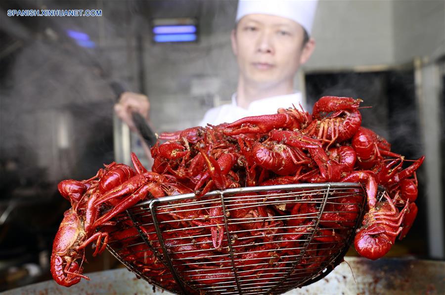  JIANGSU, enero 23, 2018 (Xinhua) -- Un chef muestra cangrejos de río en un restaunante, en el condado de Xuyi de Huai'an, provincia de Jiangsu, en el este de China, el 23 de enero de 2018. El cangrejo de río es la famosa especialidad del condado de Xuyi y la demanda de cangrejos aumenta a medida que el Festival de Primavera se acerca. (Xinhua/Zhou Haijun)