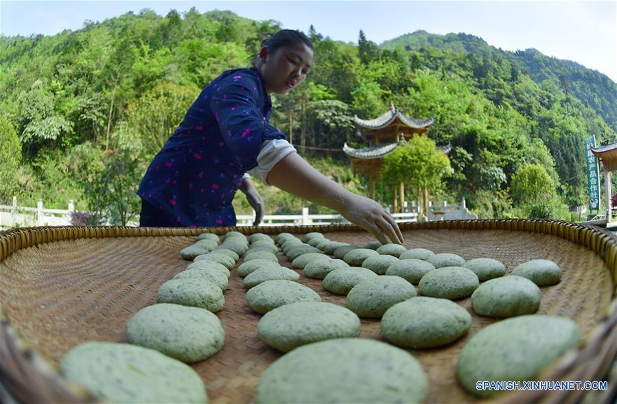  ENSHI, 12 abr (Xinhua) -- Lugareños elaboran Baba en el pueblo Huoshaoying, del municipio Gaoluo del distrito Xuan'en de la provincia central china de Hubei. Como una tradición, los aldeanos hacen Baba al vapor, un bocadillo que se prepara con hierbas locales y arroz glutinoso cada primavera.  (Xinhua/Song Wen) 
