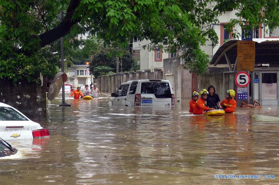 Rescatistas evacúan a residentes afectados por las inundaciones en Xiamen, en la provincia de Fujian, en el sureste de China, el 7 de mayo de 2018. La zona registró inundaciones repentinas debido a las fuertes lluvias. (Xinhua/Str)