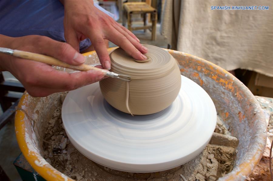 FUJIAN, mayo 17, 2018 (Xinhua) -- Imagen del 15 de mayo de 2018 de un artesano procesando loza sin hornear, en el condado de Dehua de Quanzhou, provincia de Fujian, en el sureste de China. Dehua, es base de la famosa cerámica de China, tiene unas 2,600 empresas de cerámica y más de 100,000 empleados relacionados. El condado ha promovido el horno eléctrico para proteger el medio ambiente y elevó toda la cadena industrial de la cerámica. En 2017, el valor de salida de la industria de la cerámica en Dehua alcanzó los 3.58 millones de dólares estadounidenses. (Xinhua/Jiang Kehong)