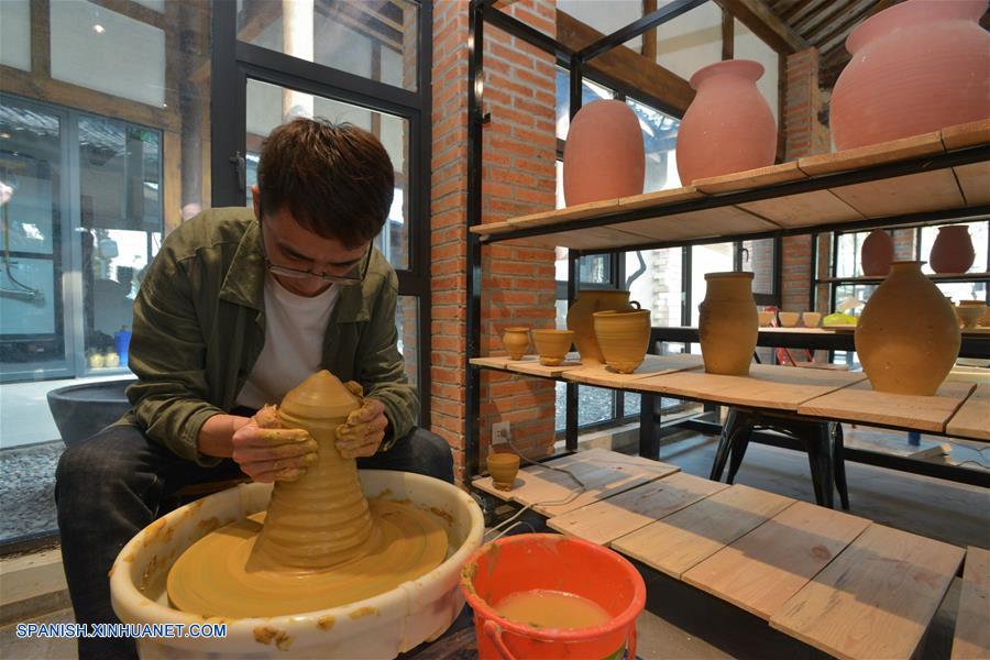 SICHUAN, mayo 18, 2018 (Xinhua) -- Un cliente elabora loza de barro en un parque de la reliquia arqueológica del horno Qiong, en Qionglai de Chengdu, provincia de Sichuan, en el suroeste de China, el 18 de mayo de 2018. Un parque de la reliquia arqueológica del horno Qiong fue inaugurado el viernes en Qionglai. (Xinhua/Jiang Hongjing)