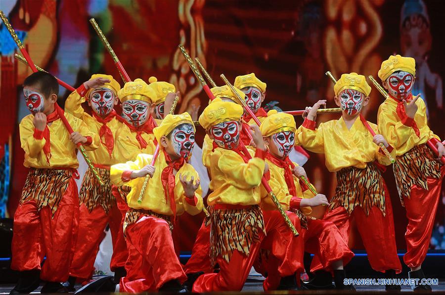 HUBEI, mayo 21, 2018 (Xinhua) -- Estudiantes presentan la Danza del Rey Mono en un centro cultural y deportivo en Wuhan, en la provincia de Hubei, en el centro de China, el 21 de mayo de 2018. Alrededor de 50 óperas tradicionales chinas fueron puestas en escena, con actores jóvenes desde el jardín de niños hasta la secundaria. (Xinhua/Zhao Jun)