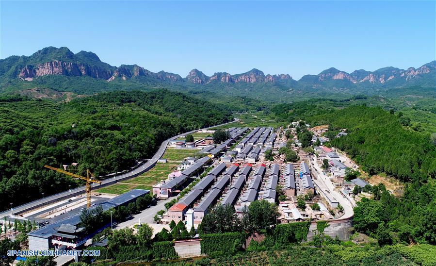 HEBEI, mayo 25, 2018 (Xinhua) -- Imagen del 23 de mayo de 2018 de una vista aérea de la villa de Qiannanyu en el condado de Xingtai, provincia de Hebei, en el norte de China. Al mejorar el ambiente ecológico y desarrollar la industria verde, la villa de Qiannanyu se ha librado de la pobreza y ha mejorado la calidad de vida de sus habitantes. (Xinhua/Yang Shiyao)