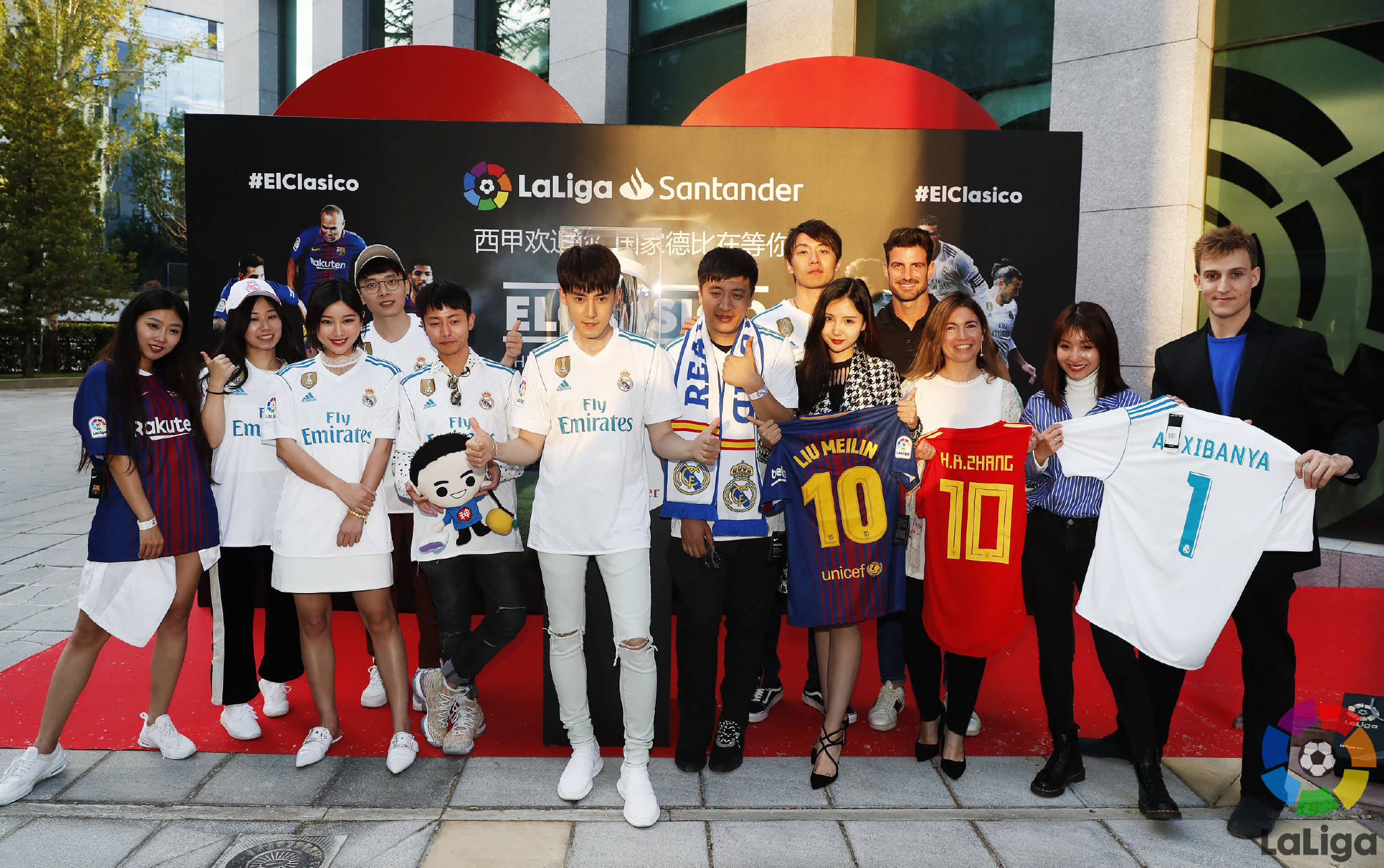 图片3. 中国明星网红们在西班牙足球甲级联赛总部 (2)