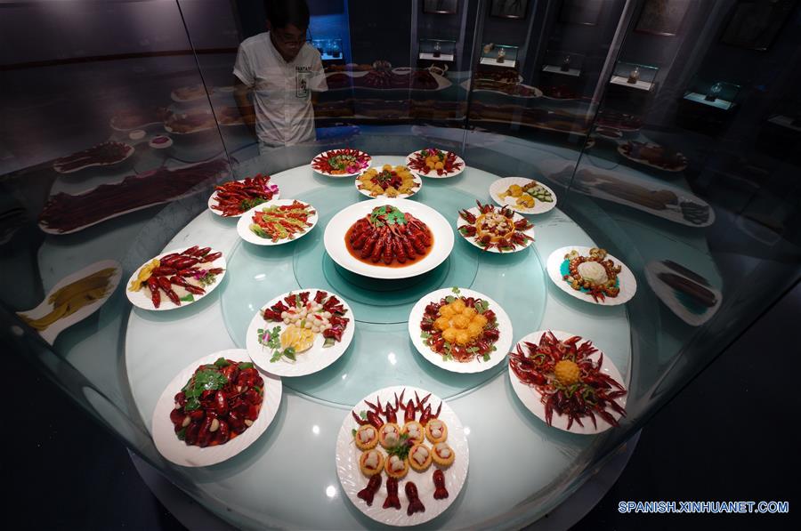 JIANGSU, junio 13, 2018 (Xinhua) -- Platillos de cangrejo son exhibidos en un museo durante un banquete masivo de cangrejo, en Xuyi, provincia de Jiangsu, en el este de China, el 13 de junio de 2018. Más de 50,000 residentes y turistas participaron en el banquete llevado a cabo el miércoles en Xuyi. Las industrias relacionadas a los cangrejos en China vieron un alto crecimiento en el último año cuando la producción total se disparó un 83.15 por ciento a 268.5 mil millones de yuanes (42 mil millones de dólares estadounidenses) en 2017, de acuerdo con un informe publicado el martes. Un total de 1.13 millones de toneladas de cangrejo fueron criados el año pasado, con las provincias de Hubei, Anhui, Hunan, Jiangsu y Jiangxi siendo las mayores productoras. (Xinhua/Li Xiang) 