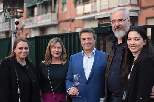 西班牙当地我的反弹品牌董事长安东尼·奥·塞拉诺（右二），和夫人EstíbalizdelPrado（左一）