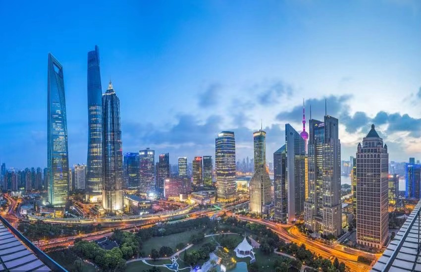 Lujiazui, pudong, shanghai, monta el "viento del este" de la zona piloto de libre comercio de China (shanghai), y esta "tarjeta de visita" financiera China brilla aún más. Fotografía Zheng Feng