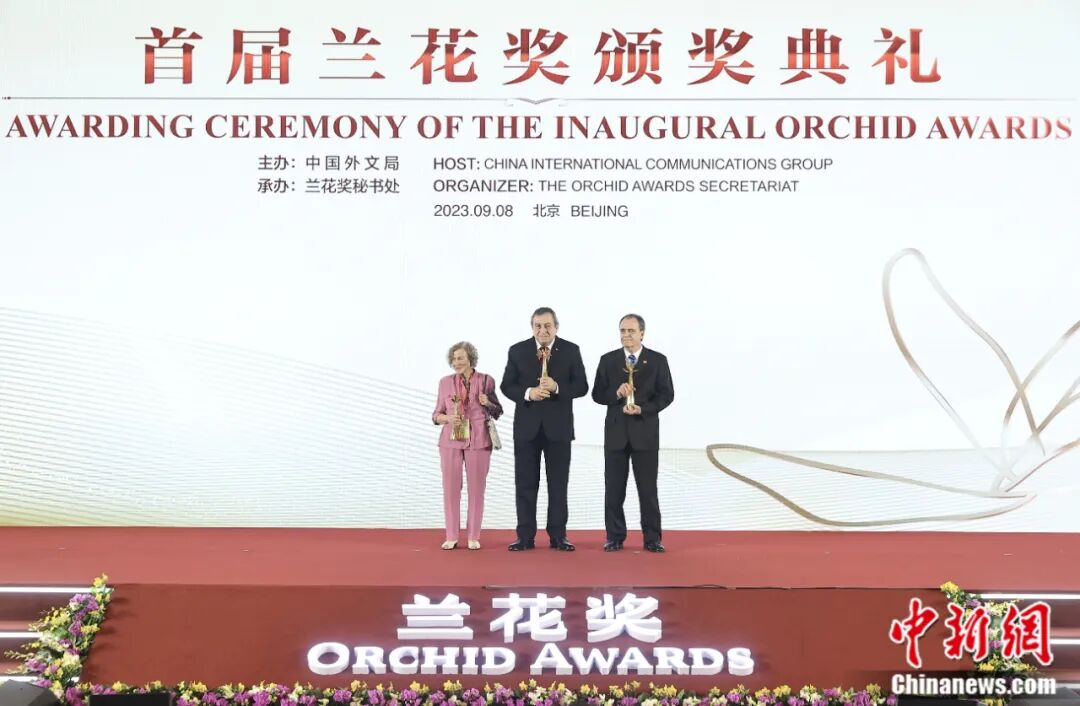 Flora Botton Beja (primera por la izquierda) recibió el Premio Orquídea en la categoría "Logros Destacados". (CNS/Yi Haifei)