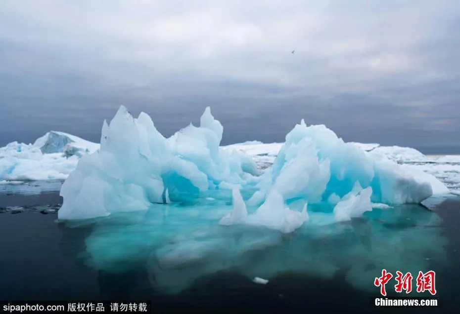 Imagen de archivo: Icebergs en el fiordo helado de Ilulissat, en Groenlandia, un mundo azul y blanco de pureza onírica. El cambio climático ha tenido un enorme impacto en el deshielo de sus glaciares y casquetes de hielo. Fuente: SIPAPHOTO 