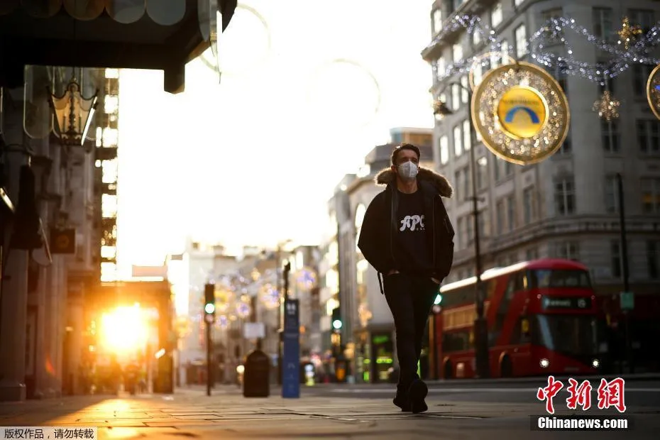 Imagen de archivo: En Londres, Reino Unido, ciudadanos con mascarilla en la calle. 