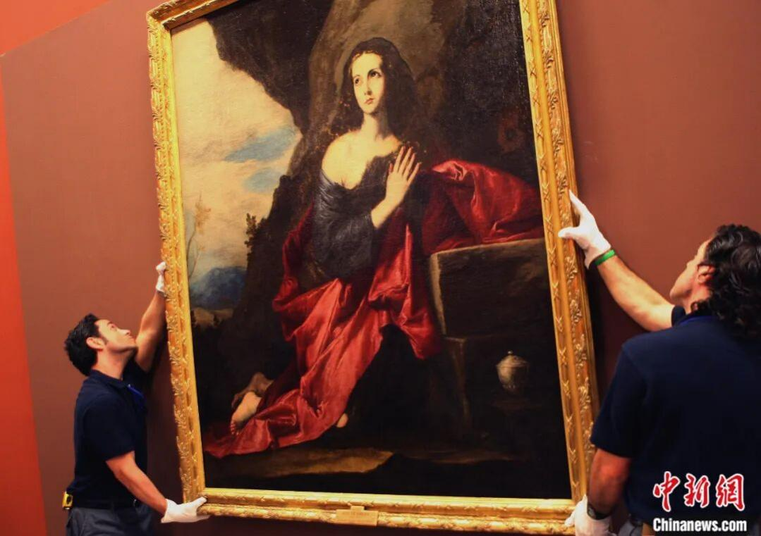 En 2007, la exposición "De Tiziano a Goya: Las colecciones del Museo Nacional del Prado" se presentó en el Museo Nacional de Arte de China, reuniendo obras europeas de los siglos XVI al XIX. La imagen muestra la obra "La Magdalena penitente" de Ribera, que llegó a Beijing desde España. (CNS/ Qian Xingqiang)