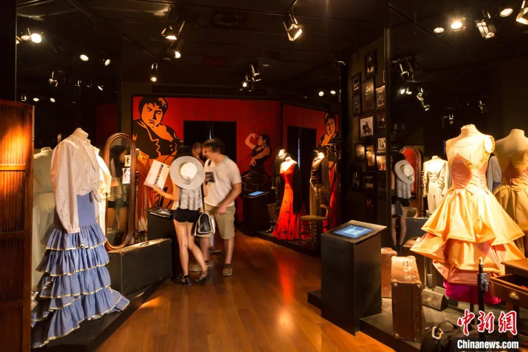 Visitantes contemplan vestuario escénico en el Museo del Baile Flamenco. (CNS/Cortesía del Museo del Baile Flamenco)