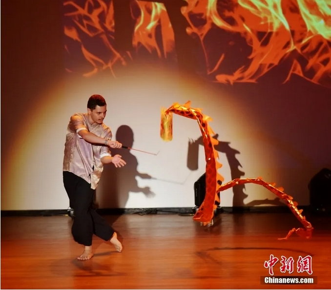 El 10 de mayo de 2024, un participante ejecuta una danza del dragón de cintas durante la 23ª edición del Concurso Internacional "Puente Chino" para estudiantes universitarios, en Brasilia, Brasil. (CNS/Lin Chunyin)