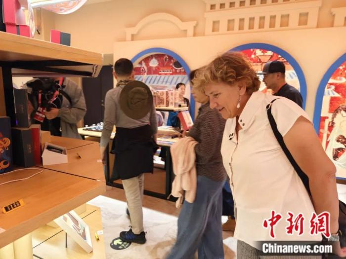 El 6 de septiembre de 2023, Alicia Relinque Eleta selecciona recuerdos en una tienda de productos culturales de en la ciudad china de Dunhuang. (CNS/Cui Bailu)