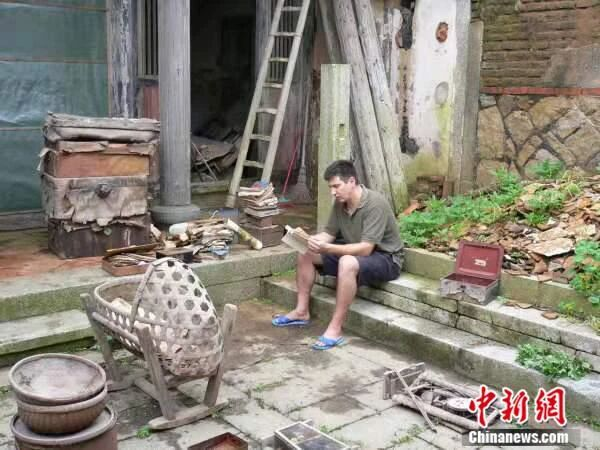 Imagen de Michael A. Szonyi realizando una investigación en Kinmen, Taiwan, 2005. (CNS/Cortesía de Michael A. Szonyi) 